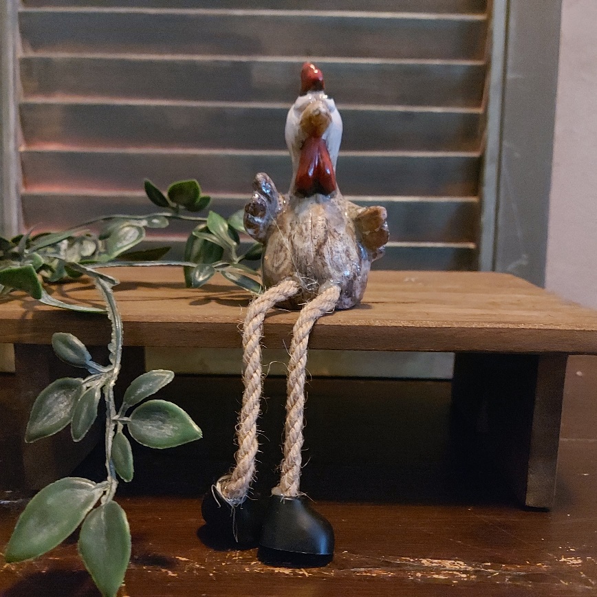 Kip van aardewerk met bungelbeentjes, van het merk Countryfield.