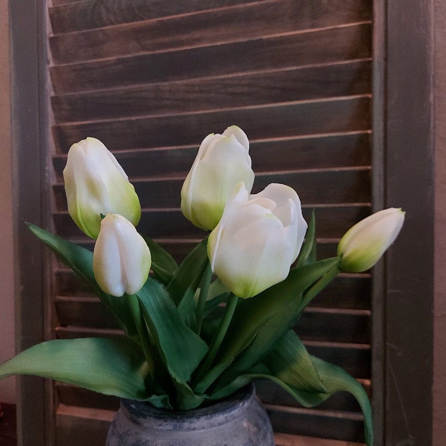 Bosje met 5 witte kunst tulpen van het merk Countryfield.