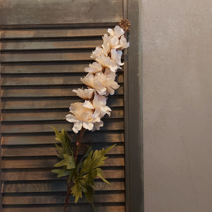 Ridderspoor zijdenbloem in een zachte crème kleur, van het merk Countryfield.