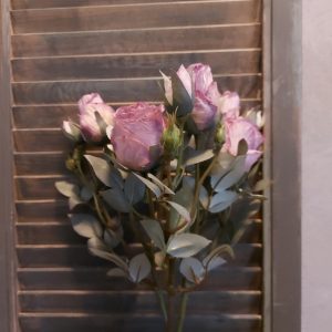 Boeket met 3 stelen lila zijden rozen, van het merk Countryfield.