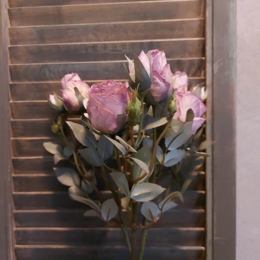 Boeket met 3 stelen lila zijden rozen, van het merk Countryfield.