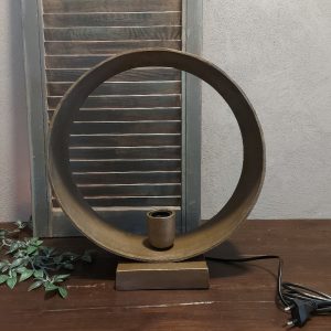 Tafellamp van messing in een rond model, van het merk Countryfield.