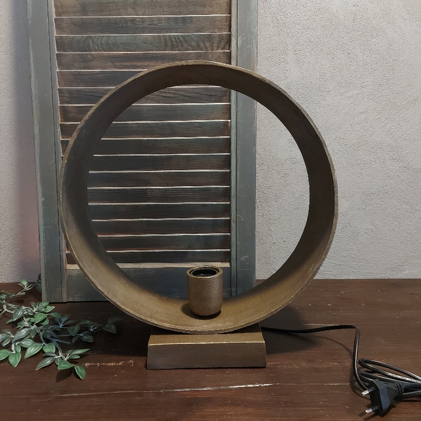 Tafellamp van messing in een rond model, van het merk Countryfield.