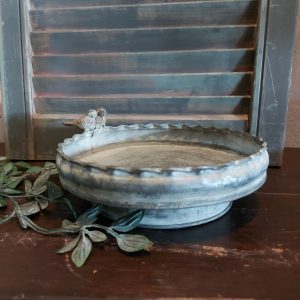 Vogelschaal van zink van het merk Countryfield. In de winter te gebruiken als voederschaal en in de zomer als badje.