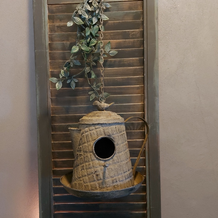 Vogelhuis van metaal in het model van een koffiepot, van het merk Countryfield.