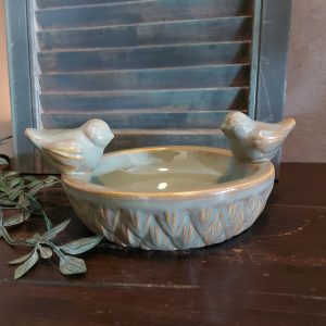 Vogelschaal van aardewerk van het merk Countryfield. In de winter te gebruiken als voederschaal en in de zomer als badje.