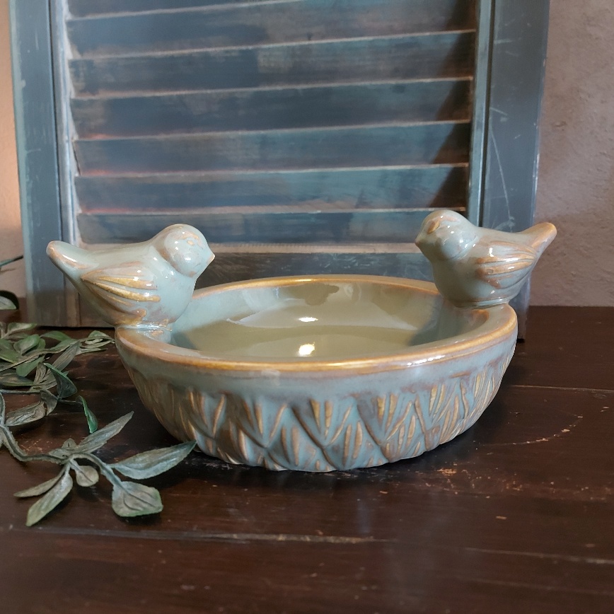 Vogelschaal van aardewerk van het merk Countryfield. In de winter te gebruiken als voederschaal en in de zomer als badje.