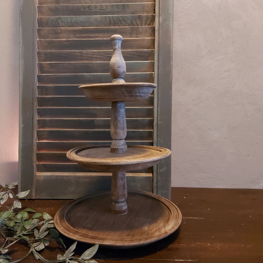 Etagère van hout met drie lagen.