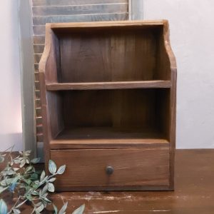 Gruttersbak van onbehandeld mangohout met een la en twee vakken.