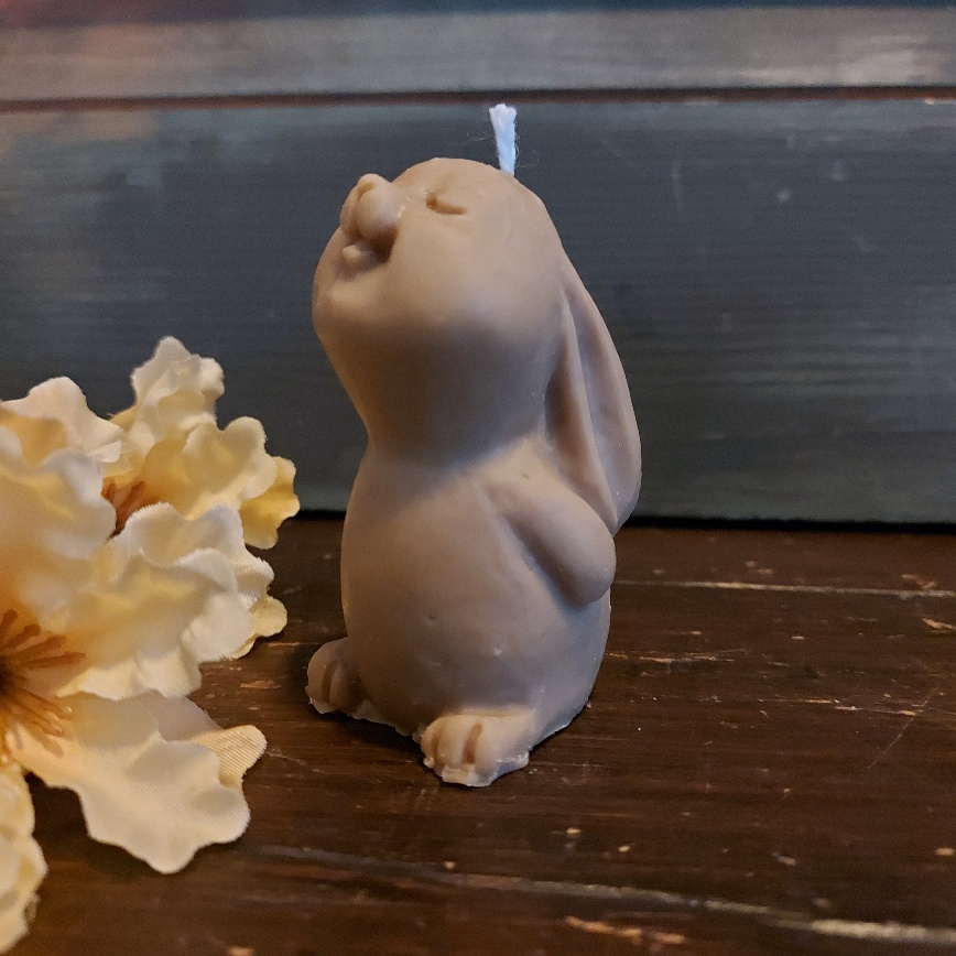 Handgemaakte konijn kaarsjes, verkrijgbaar in diverse kleuren.