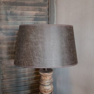 Lampenkap in een taps toelopend ovaal model, donker bruin craquelé.