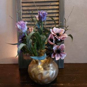 Bloemenarrangement in vaas. Exclusief verkrijgbaar bij Creatieve Decoraties voor Jou.