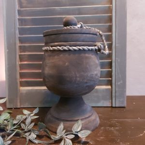 Donkerbruine pot van hout, met deksel. Nepalese pot