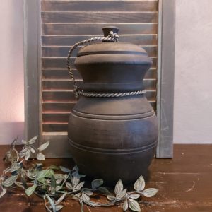 Nepalese pot van hout met deksel in een donkerbruine kleur.