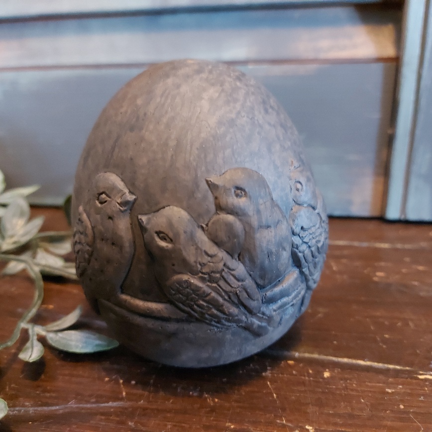 Decoratief ei met een reliëf van vogeltjes van aardewerk in een warm bruine kleur, van het merk Brynxz uit de serie Majestic Brown.