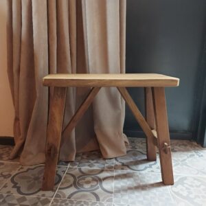 Tafeltje van onbehandeld Mangohout.