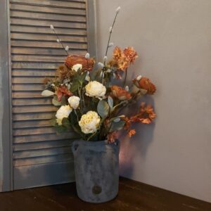 Bloemenarrangement in vaas. Exclusief verkrijgbaar bij Creatieve Decoraties voor Jou.