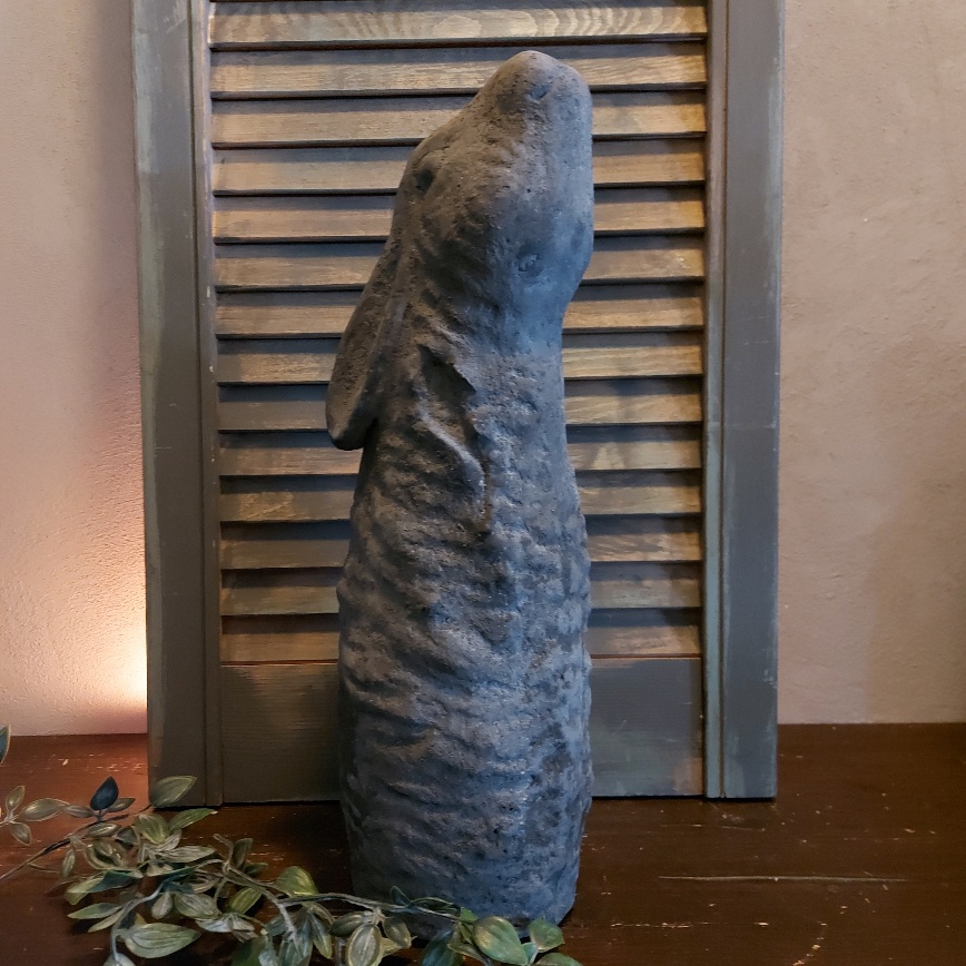 Staande haas van aardewerk in een donkergrijze kleur, van het merk Brynxz.