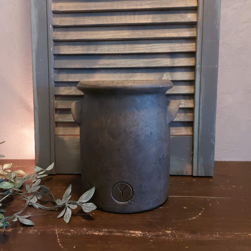 Bloempot van aardewerk in bruine kleurtinten, van het merk Brynxz uit de serie Majestic Brown.