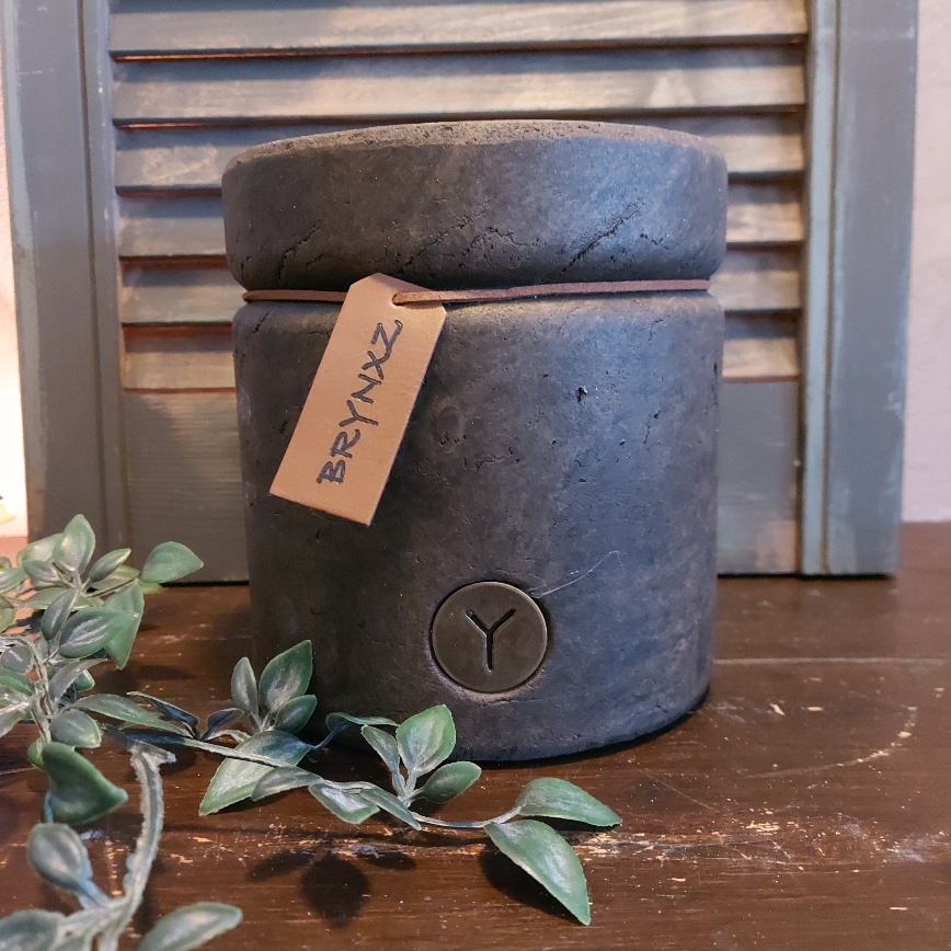 Bloempot van aardewerk in een warm bruine kleur, van het merk Brynxz uit de serie Majestic Brown.