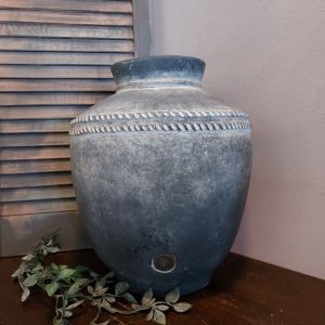 Bloemenvaas van aardewerk in een grijze kleur, van het merk Brynxz uit de serie Ancient Clay.