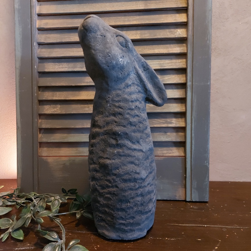 Staande haas van aardewerk in een donkergrijze kleur, van het merk Brynxz.