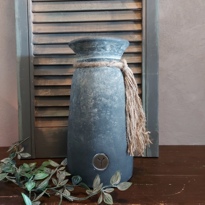 Bloemenvaas van aardewerk in een grijze kleur, van het merk Brynxz uit de serie Ancient Clay.