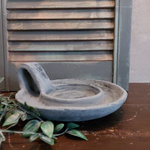 Kandelaar van aardewerk in een donkergrijze kleur voor een kaars van 10 cm, van het merk Brynxz.