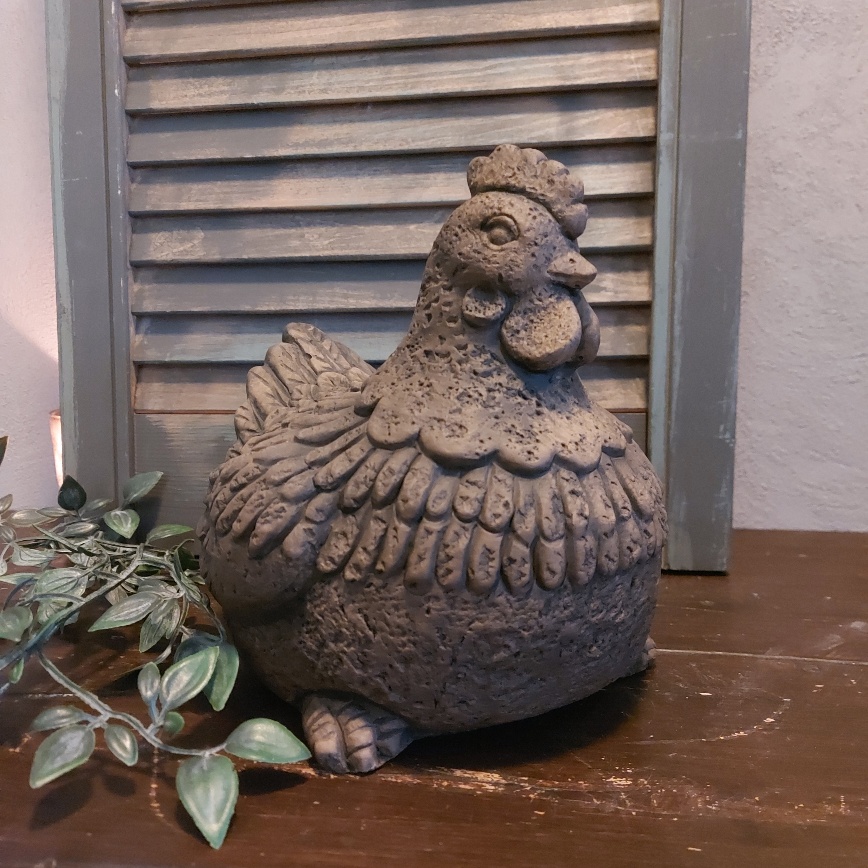 Kip van aardewerk in een warm bruine kleur, van het merk Brynxz uit de serie Majestic Brown.