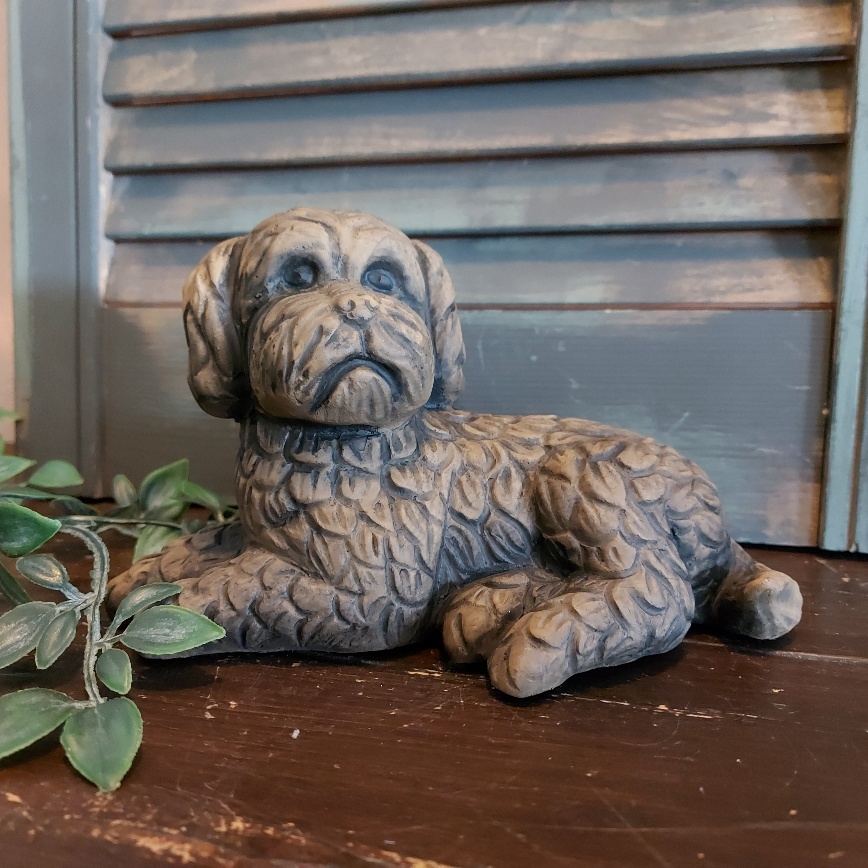 Hond van aardewerk in een warm bruine kleur, van het merk Brynxz uit de serie Majestic Brown.