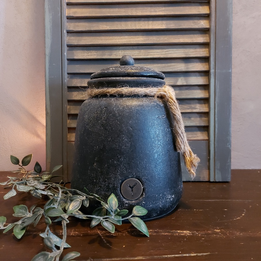 Pot met deksel van aardewerk in een antraciet grijze kleur, van het merk Brynxz uit de serie Basalt.