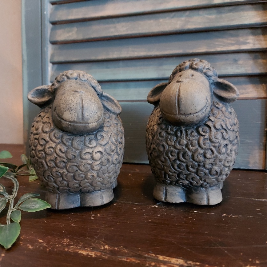 Schapen van aardewerk in een stoere betonlook van het merk Brynxz uit de serie Majestic Brown.