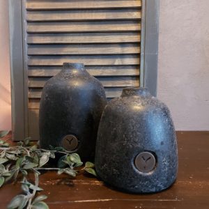 Set van twee vaasjes van aardewerk in een antraciet grijze kleur, van het merk Brynxz uit de serie Basalt.