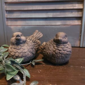 Set van twee vogeltjes van aardewerk in een warme bruine kleur, van het merk Brynxz uit de serie Majestic Brown.