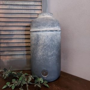 Vaas van aardewerk in een grijze kleur, van het merk Brynxz uit de serie Ancient Clay.