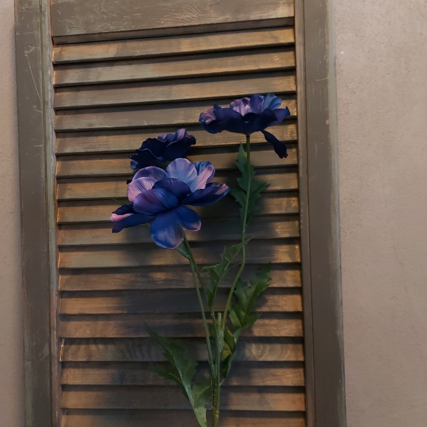 Anemoon kunstbloem met drie grote blauwpaarse bloemen, van het merk Countryfield.