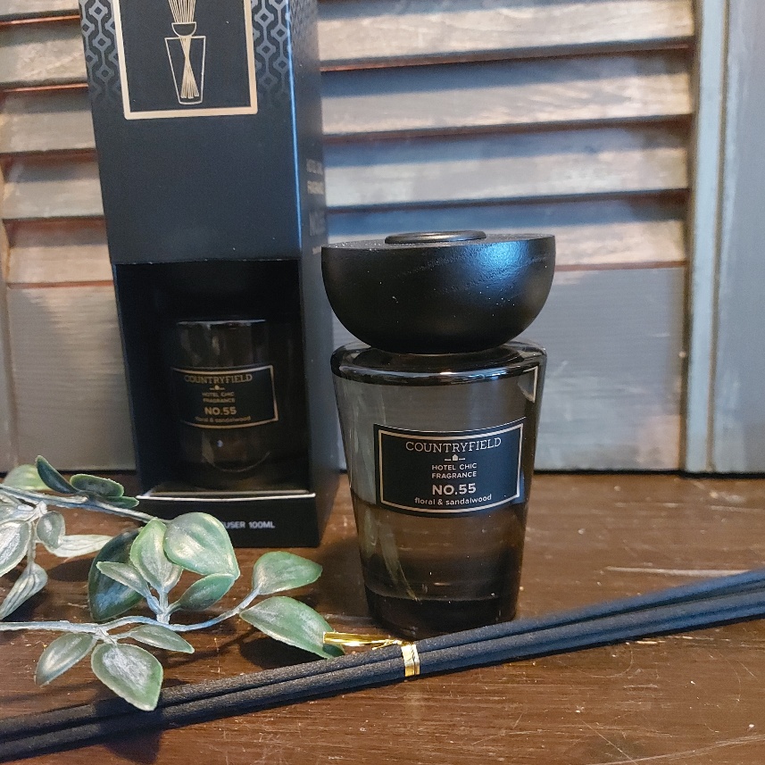 Geurstokjes van het merk Countryfield met de geur van bloemen en sandelhout.