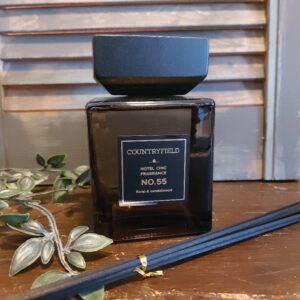 Geurstokjes van het merk Countryfield met de geur van bloemen en sandelhout.