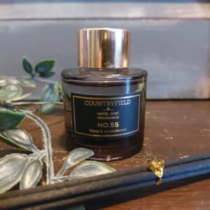 Geurstokjes van het merk Countryfield met de geur van bloemen en sandelhout.