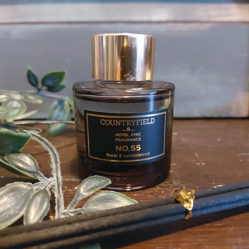 Geurstokjes van het merk Countryfield met de geur van bloemen en sandelhout.