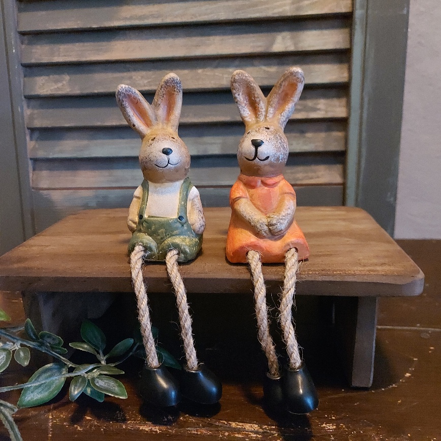 Set van twee haasjes van aardewerk met bungelbeentjes, van het merk Countryfield.