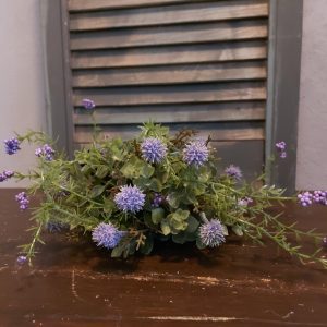 Halve bol met eucalyptus en paarse distels kunstbloemen, van het merk Countryfield.