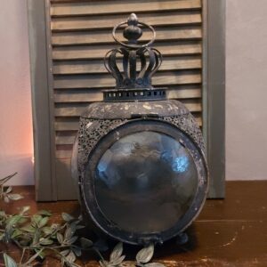 Lantaarn van metaal in een matte grijze kleur en gewolkt glas, van het merk Countryfield.