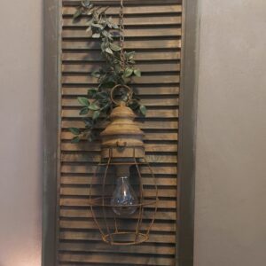 Lantaarn met LED verlichting op batterijen van metaal in een roest kleur, van het merk Countryfield.