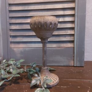 Sfeerlicht op voet van geroest metaal, van het merk Countryfield.