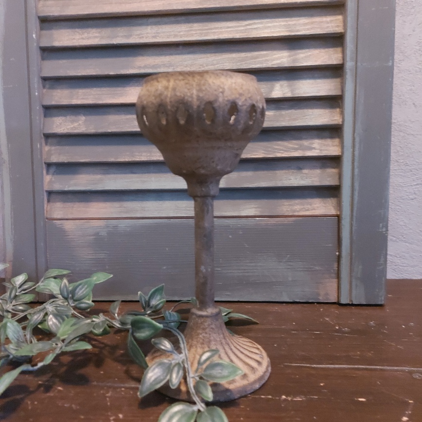 Sfeerlicht op voet van geroest metaal, van het merk Countryfield.