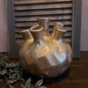 Tuitvaas van aardewerk in een gouden kleur, van het merk Countryfield.