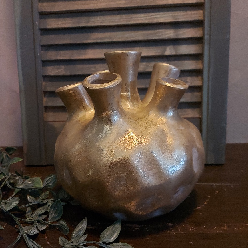 Tuitvaas van aardewerk in een gouden kleur, van het merk Countryfield.