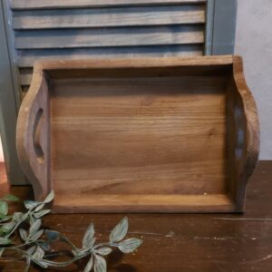 Plateau van hout in een warme donker bruine kleur.