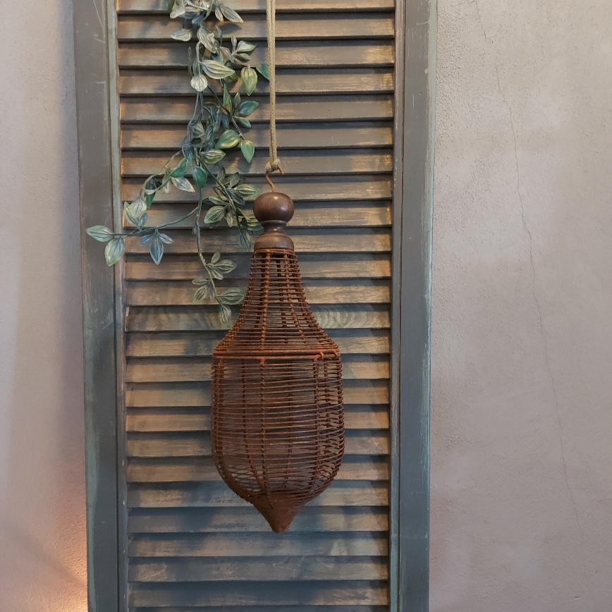 Dit sierlijke ornament van metaal is te vullen met mos, kaarsjes en allerlei andere mooie materialen. De draadbal is gemaakt van metaal en heeft een roest laag.